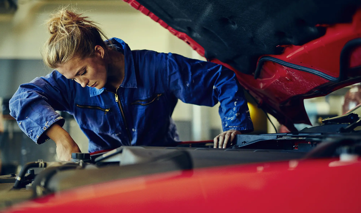 Reskilling Ukraine відкриває набір жінок на курс автомеханікинь