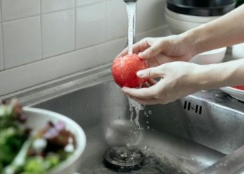 Забудьте про соду: як вчені навчилися змивати пестициди і не давати яблукам згнити