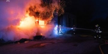 У Сумах рятувальники ліквідували пожежу в складському приміщенні |  Новини