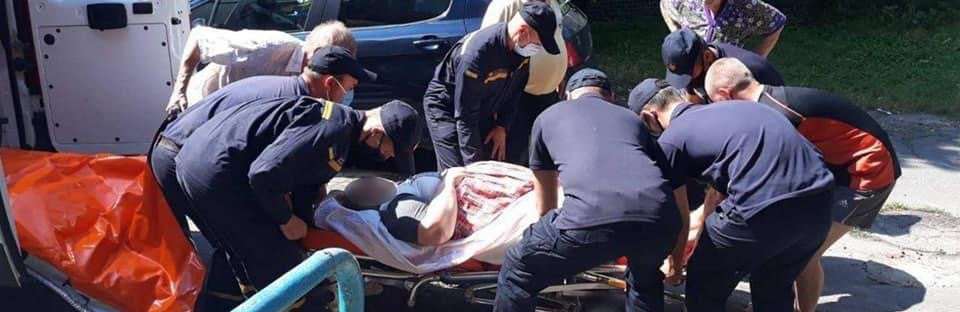 У Острозі рятівники допомагали медикам занести жінку після інсульту