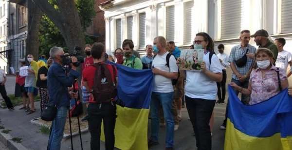 В Харькове пикетировали генеральное консульство России, требуя расследования гибели сына Сулейманова