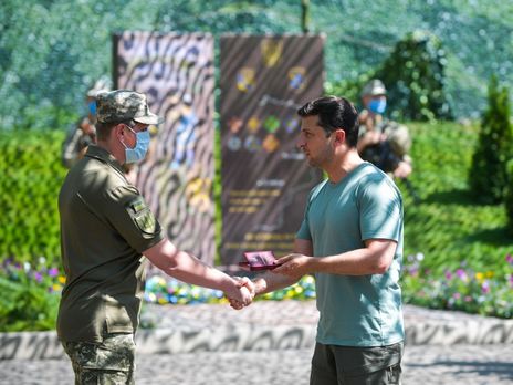 «Мы сражаемся за то, чему нет цены во всем мире, – за Родину». Зеленский на Донбассе наградил украинских военных