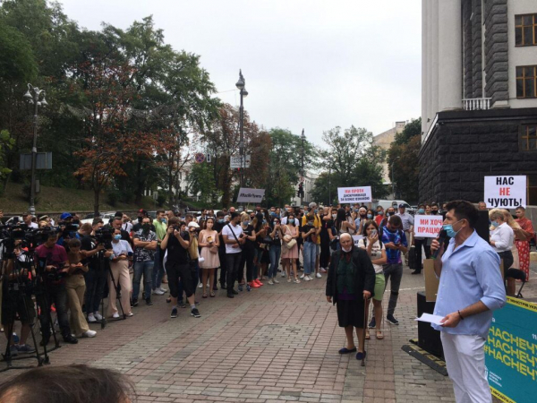 Под Кабмином на митинге собрались украинские звезды: что они требуют