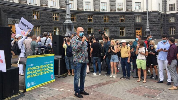 Под Кабмином на митинге собрались украинские звезды: что они требуют