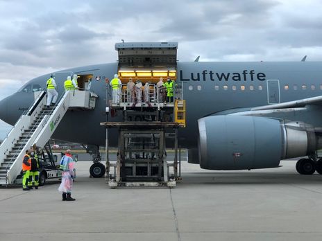 13 раненых украинских бойцов пройдут лечение в Германии – Кулеба