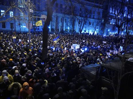 Стерненко дали семь лет, в Украину прибыла первая вакцина против COVID‑19, Минздрав обновил зоны карантина. Главное за день