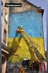 У центрі Львова з'явився новий мурал із цитатою Зеленського