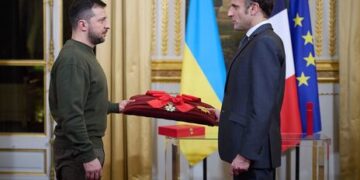 Зеленский полтора часа говорил с Макроном. Обсудили французскую поддержку Украины и подготовку к саммиту НАТО