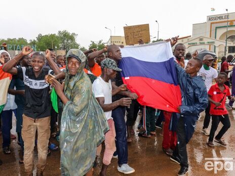 В Нигере военные объявили о госперевороте и отменили конституцию. У их сторонников заметили российские флаги