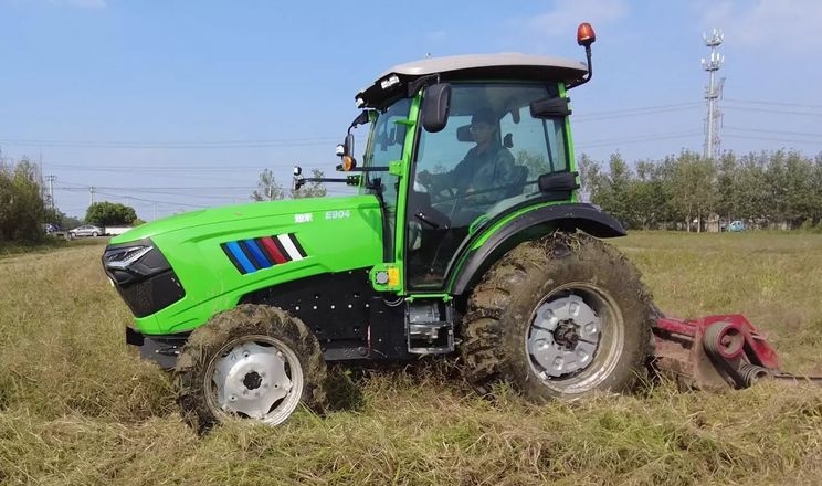 Xeevo представила електротрактор E 904 i з потужністю до 158 к.с.