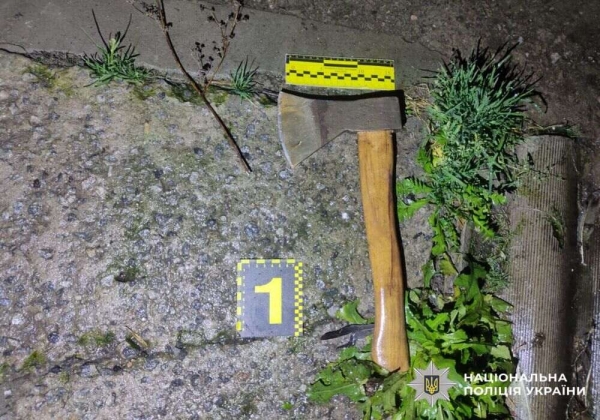 Сокира по голові замість слів: на Білоцерківщині повідомили підозру чоловіку, який під час сварки, напав на знайомого