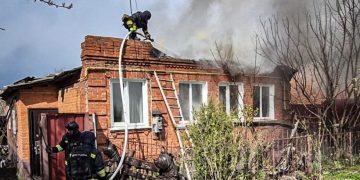 У Сумському районі рятувальники ліквідували пожежу під ворожим ударом |  Новини