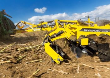 Господарство на Сумщині зекономило час і ресурси завдяки новому лущильнику — Техніка