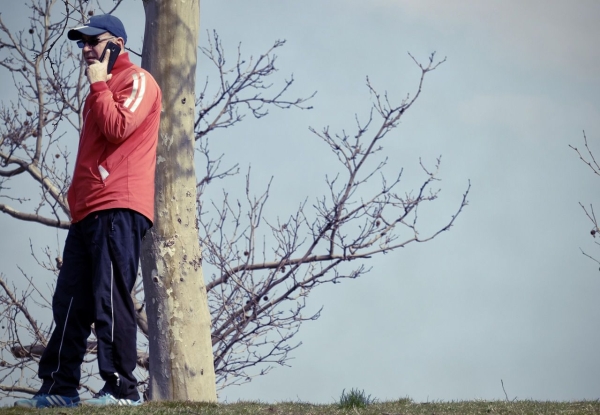 Чоловік розмовляє по телефону, ілюструючи звичку ходити або намотувати кола під час телефонної розмови.