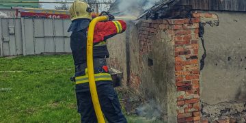 У Сумах здійнялася пожежа: рятувальники її ліквідували |  Новини