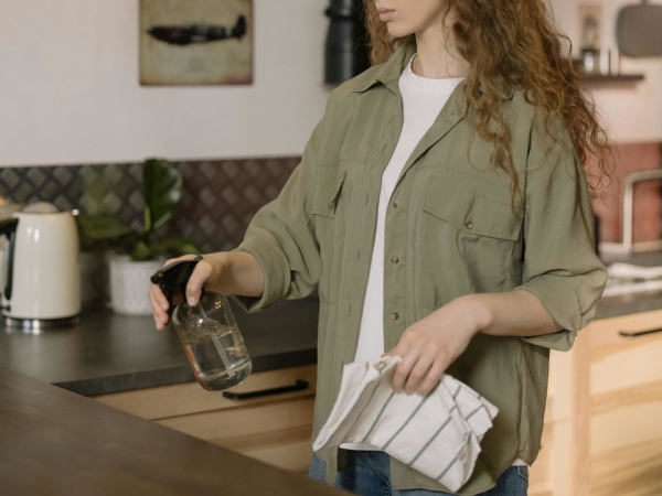 Дієва суміш з горілкою та милом, яка прибере липкий шар бруду на витяжці та кухонних шафах. Відмінний спрей для кухні.