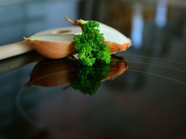 Секрети ідеальної чистоти: як повернути блиск індукційній та керамічній плиті без зайвих зусиль. Перевірені методи для сяючої індукційної та керамічної плити.