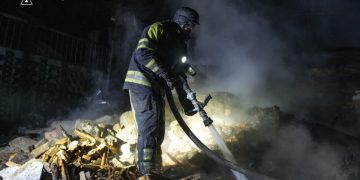 Рятувальники гасили пожежу після атаки «шахедів» на Ромни |  Новини