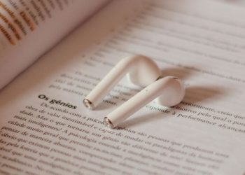 Вуха проти очей. Що насправді краще: читати чи слухати
