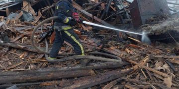 У Глухові рятувальники загасили пожежірозбирають завали після удару КАБами |  Новини