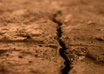 Чому тектонічні плити насправді не труться, а злипаються, і як це пояснює землетруси