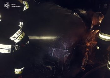 У Ромнах вогнеборці ліквідували загоряння автомобіля |  Новини