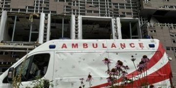 Майже всі корпуси «Охматдиту» пошкоджені ракетним ударом РФ, є загиблі — фото!