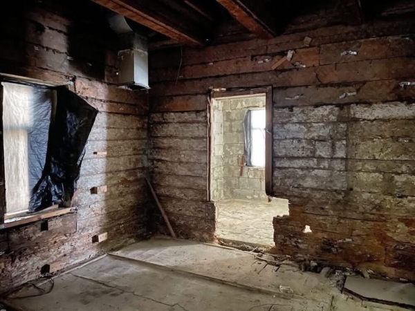 Найстарішу дерев’яну садибу Андріївського узвозу взяли під судовий захист: будівельні роботи зупинено через загрозу знищення пам’ятки