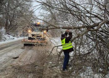 Нічна боротьба з негодою: на дорогах Житомирщини працювали 50 одиниць спецтехніки | Журнал Житомира