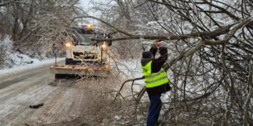 Нічна боротьба з негодою: на дорогах Житомирщини працювали 50 одиниць спецтехніки | Журнал Житомира