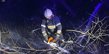 Рятувальники Житомирщини ліквідовують наслідки негоди та допомагають водіям на дорогах | Журнал Житомира