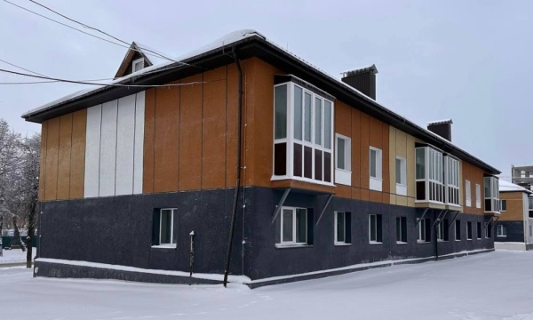 У селищі Бородянка на Київщині продовжується капітальний ремонт житлового будинку на вулиці Центральна, 336, який зазнав значних пошкоджень у 2022 році внаслідок повномасштабного вторгнення рф.