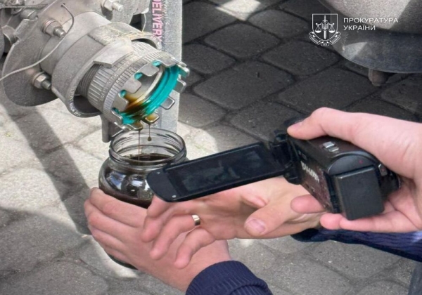 Митник допоміг експортеру ухилитися від податків на понад 755 тис. грн – йому повідомлено про підозру