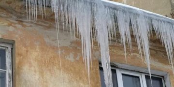 У Львові 44-річному чоловіку впала на голову крига: він у лікарні