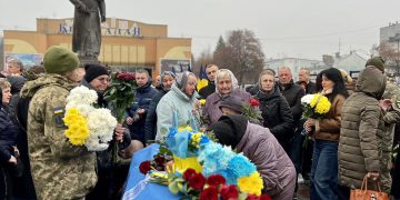 У Рівному попрощалися із двома Захисниками України – Олександром Мулявкою та Віктором Кравчуком