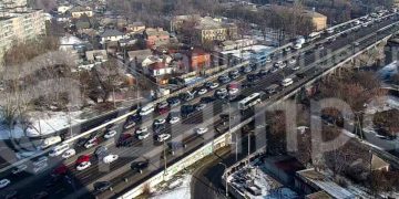 Затор на Слобожанському проспекті 23 лютого — що відомо |  |